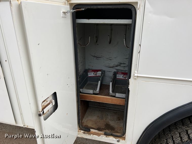 image for item JU9727 1996 Ford F800  utility / service truck