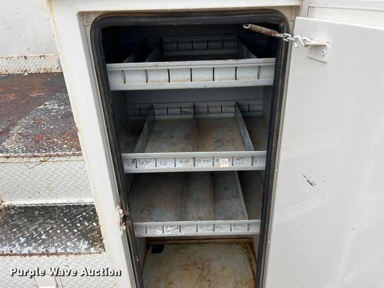 image for item JU9727 1996 Ford F800  utility / service truck