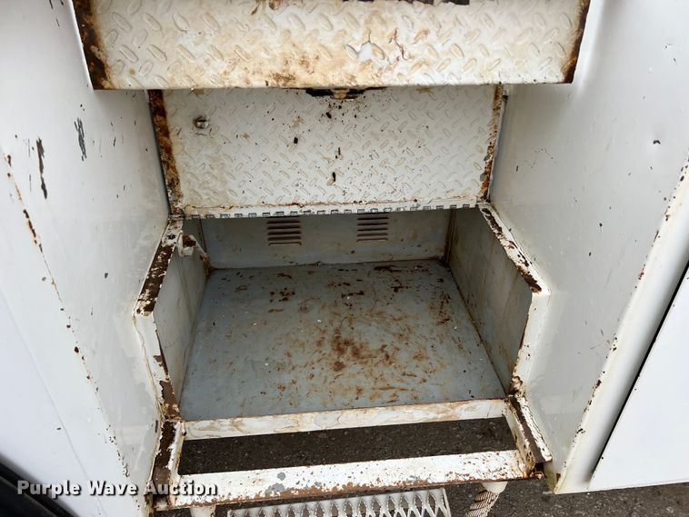 image for item JU9727 1996 Ford F800  utility / service truck