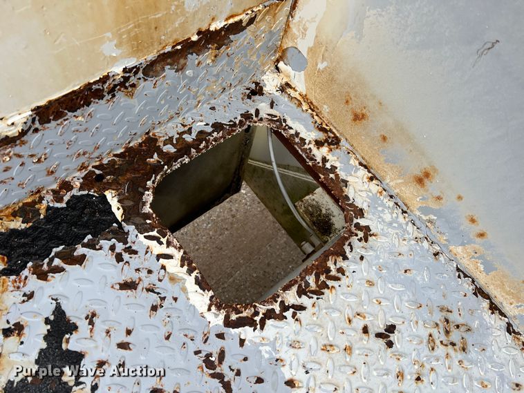 image for item JU9727 1996 Ford F800  utility / service truck