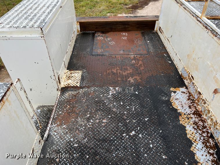 image for item JU9727 1996 Ford F800  utility / service truck