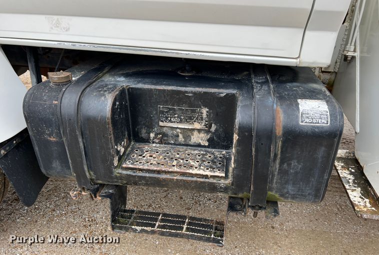 image for item JU9727 1996 Ford F800  utility / service truck