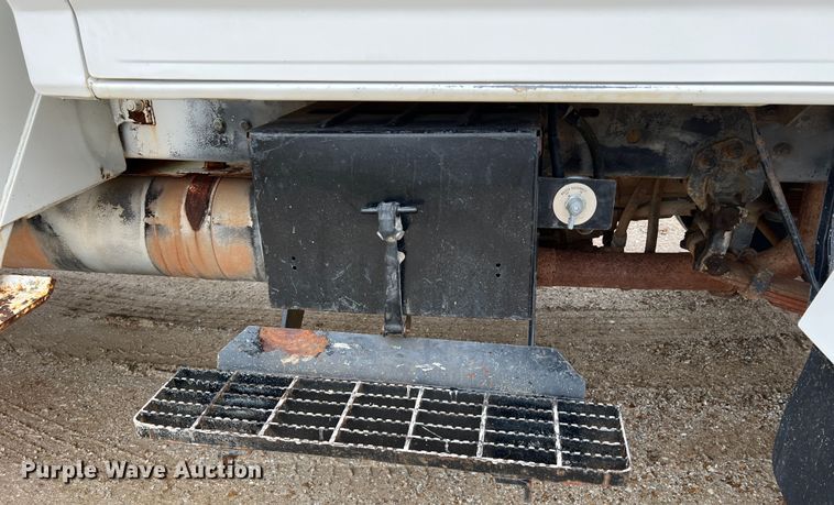 image for item JU9727 1996 Ford F800  utility / service truck