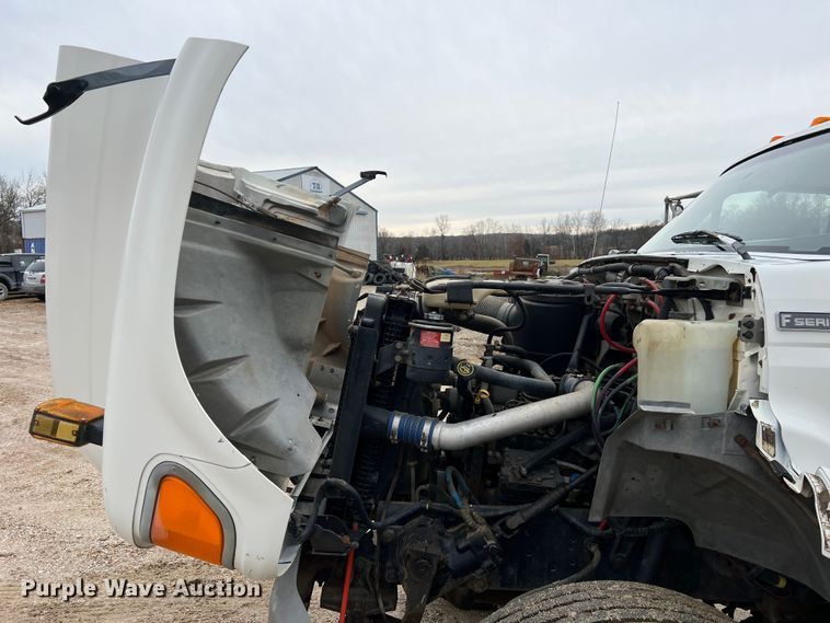 image for item JU9727 1996 Ford F800  utility / service truck