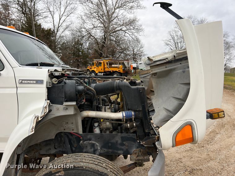 image for item JU9727 1996 Ford F800  utility / service truck