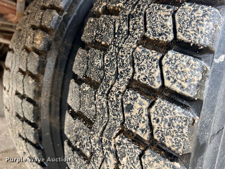 image for item JU9727 1996 Ford F800  utility / service truck