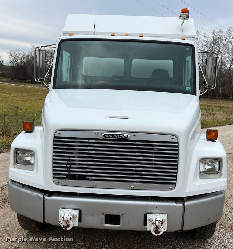 image for item JU9728 2002 Freightliner FL70  utility / service truck