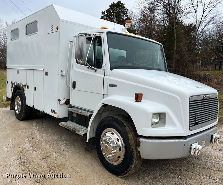 image for item JU9728 2002 Freightliner FL70  utility / service truck