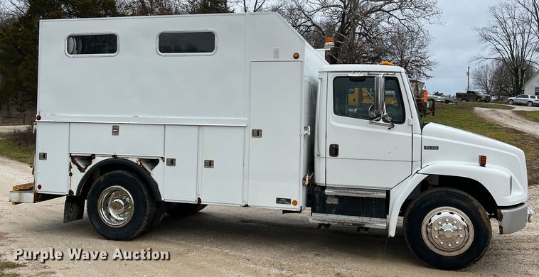 image for item JU9728 2002 Freightliner FL70  utility / service truck