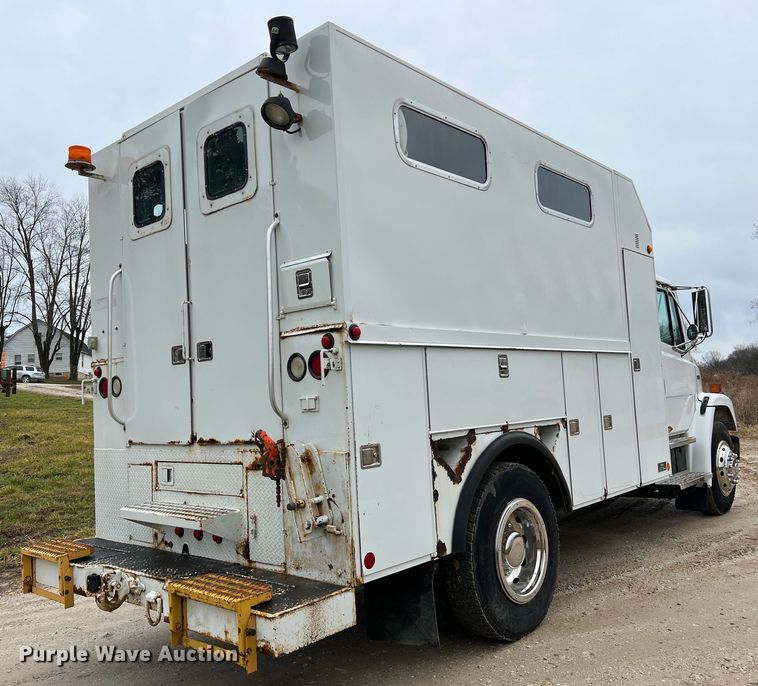 image for item JU9728 2002 Freightliner FL70  utility / service truck