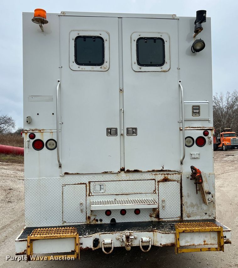 image for item JU9728 2002 Freightliner FL70  utility / service truck