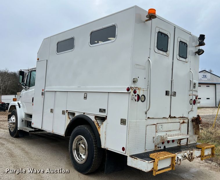 image for item JU9728 2002 Freightliner FL70  utility / service truck