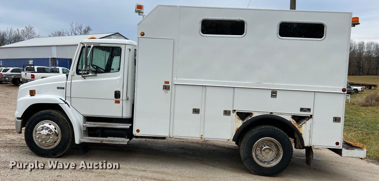 image for item JU9728 2002 Freightliner FL70  utility / service truck