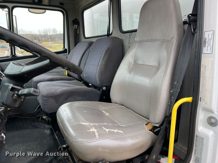 image for item JU9728 2002 Freightliner FL70  utility / service truck