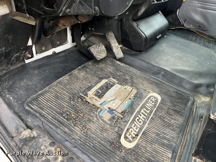 image for item JU9728 2002 Freightliner FL70  utility / service truck