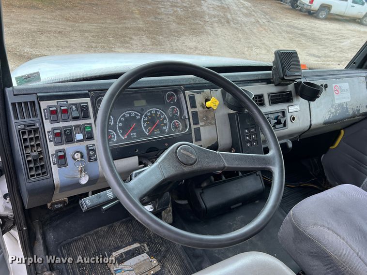 image for item JU9728 2002 Freightliner FL70  utility / service truck