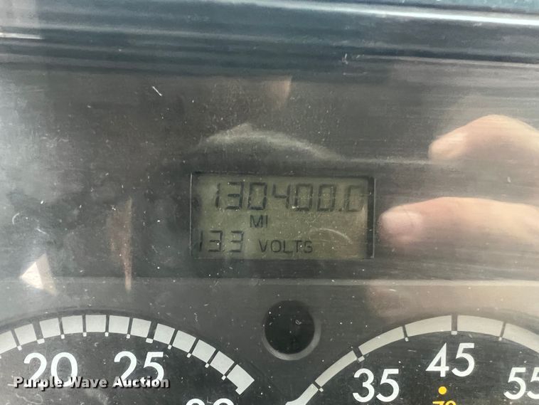 image for item JU9728 2002 Freightliner FL70  utility / service truck