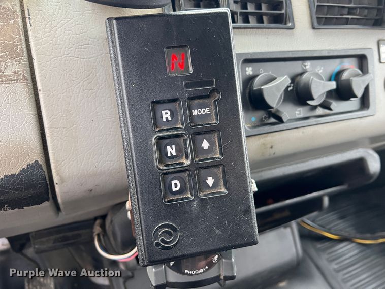 image for item JU9728 2002 Freightliner FL70  utility / service truck