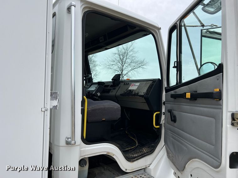 image for item JU9728 2002 Freightliner FL70  utility / service truck