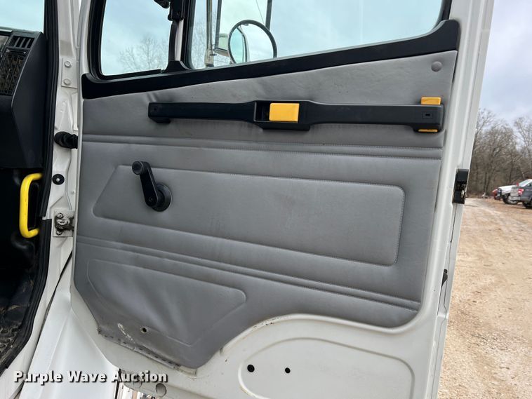 image for item JU9728 2002 Freightliner FL70  utility / service truck