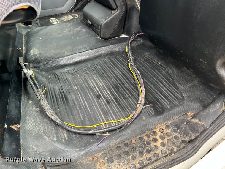 image for item JU9728 2002 Freightliner FL70  utility / service truck