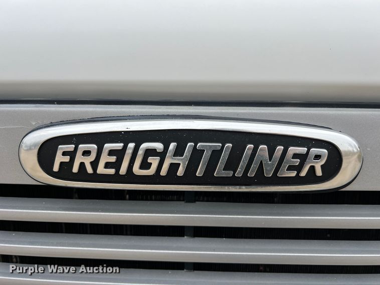 image for item JU9728 2002 Freightliner FL70  utility / service truck