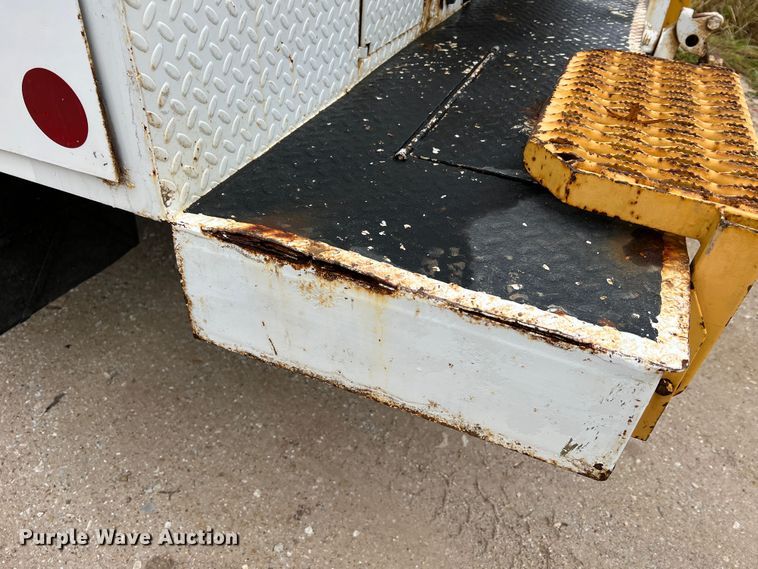 image for item JU9728 2002 Freightliner FL70  utility / service truck