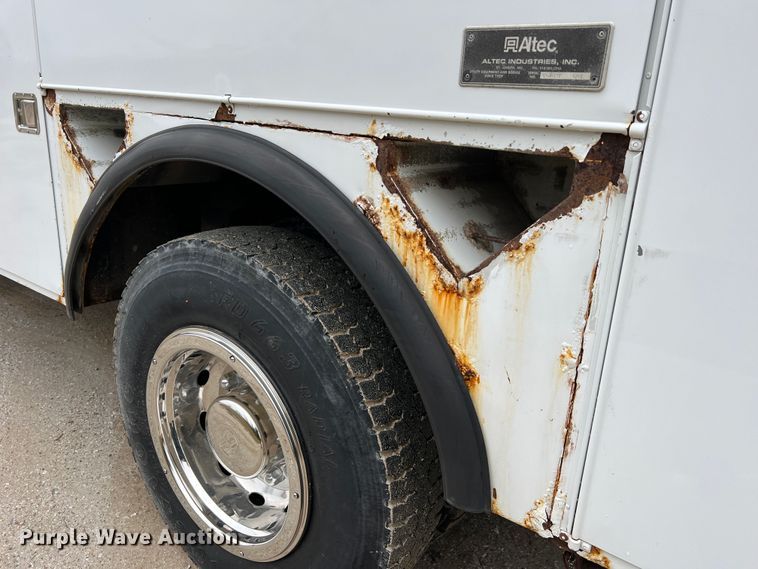 image for item JU9728 2002 Freightliner FL70  utility / service truck