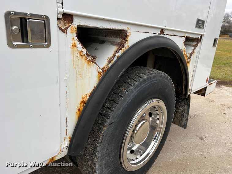 image for item JU9728 2002 Freightliner FL70  utility / service truck