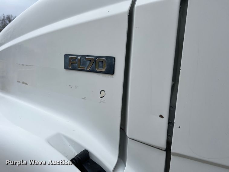 image for item JU9728 2002 Freightliner FL70  utility / service truck