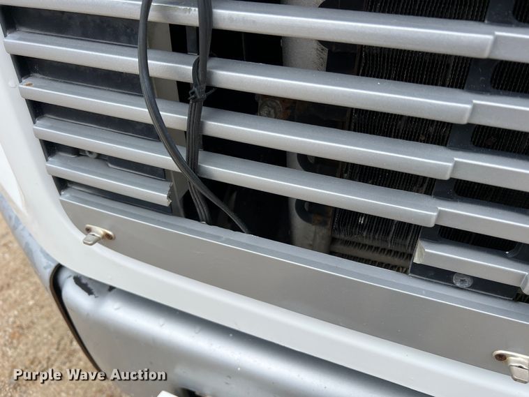 image for item JU9728 2002 Freightliner FL70  utility / service truck