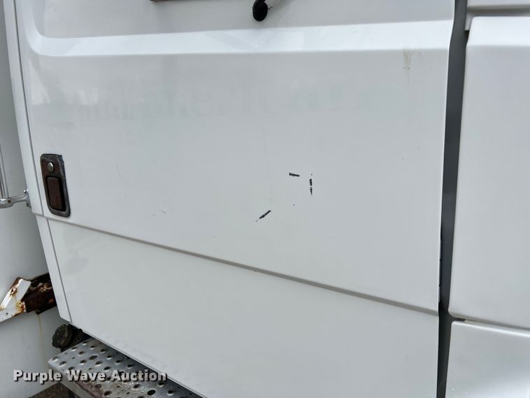 image for item JU9728 2002 Freightliner FL70  utility / service truck