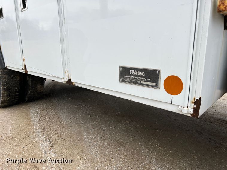 image for item JU9728 2002 Freightliner FL70  utility / service truck