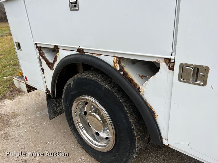 image for item JU9728 2002 Freightliner FL70  utility / service truck