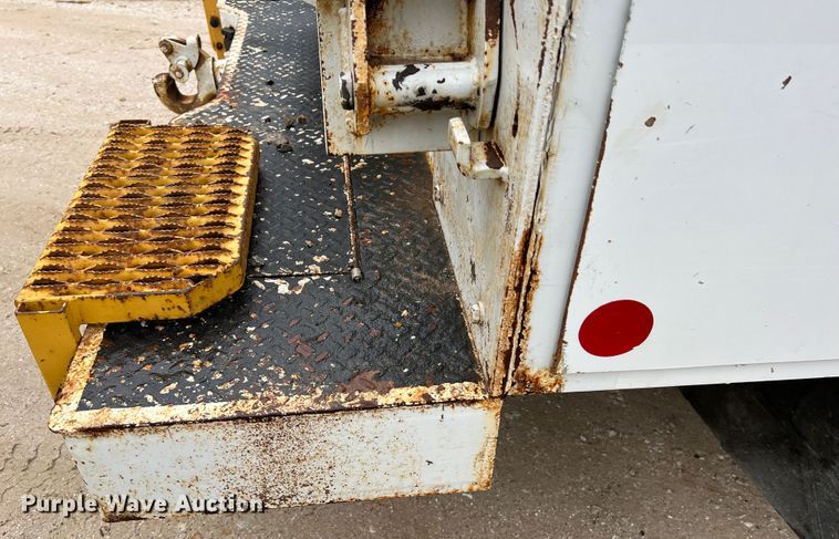 image for item JU9728 2002 Freightliner FL70  utility / service truck