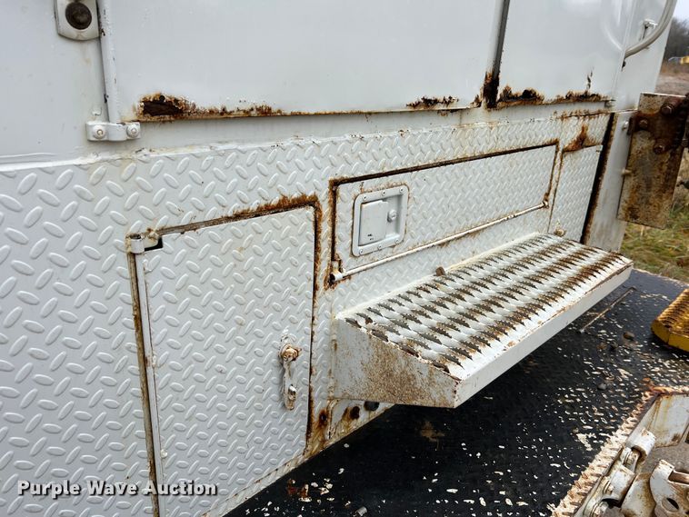 image for item JU9728 2002 Freightliner FL70  utility / service truck