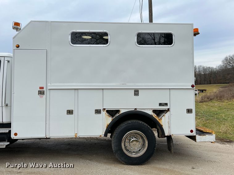 image for item JU9728 2002 Freightliner FL70  utility / service truck