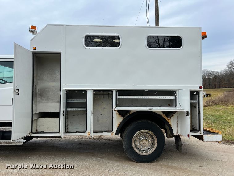 image for item JU9728 2002 Freightliner FL70  utility / service truck