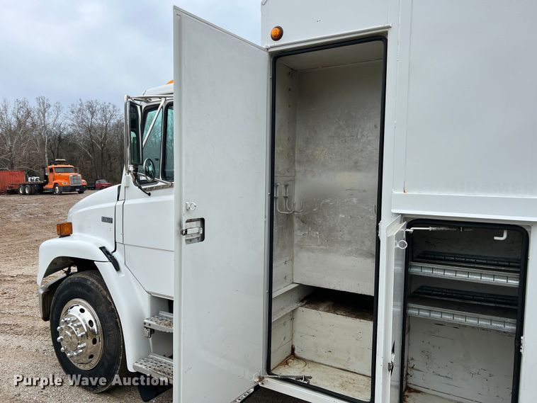 image for item JU9728 2002 Freightliner FL70  utility / service truck