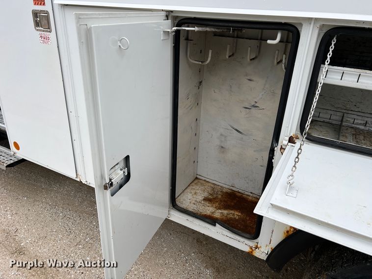 image for item JU9728 2002 Freightliner FL70  utility / service truck