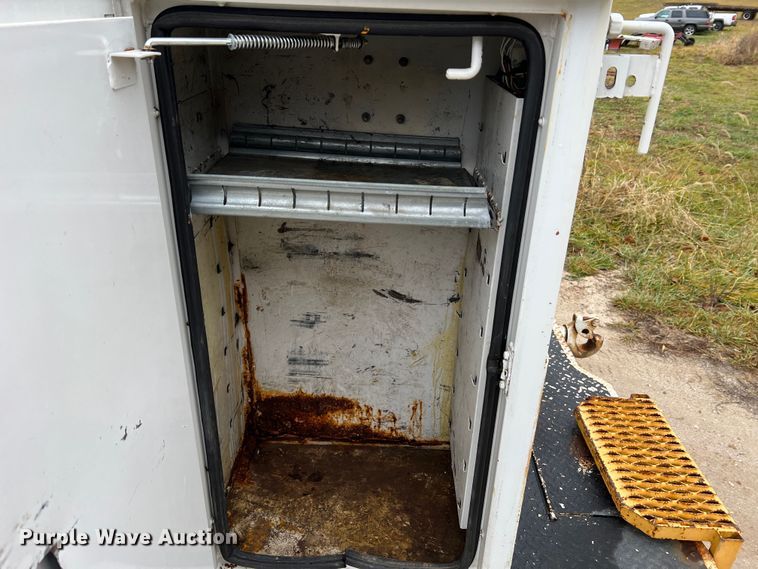 image for item JU9728 2002 Freightliner FL70  utility / service truck