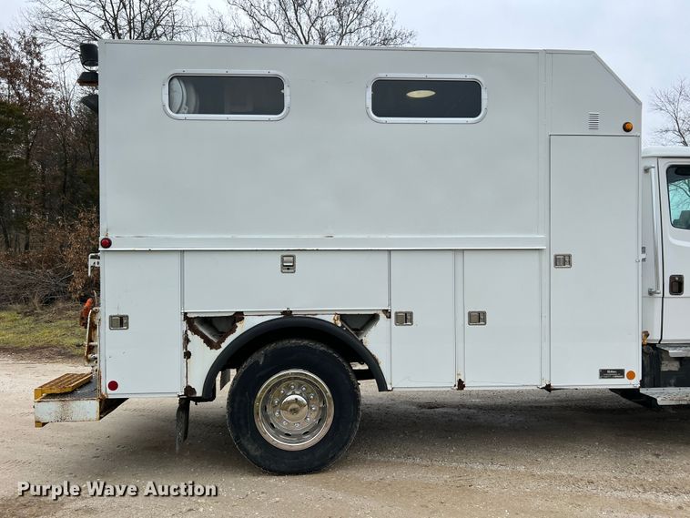 image for item JU9728 2002 Freightliner FL70  utility / service truck