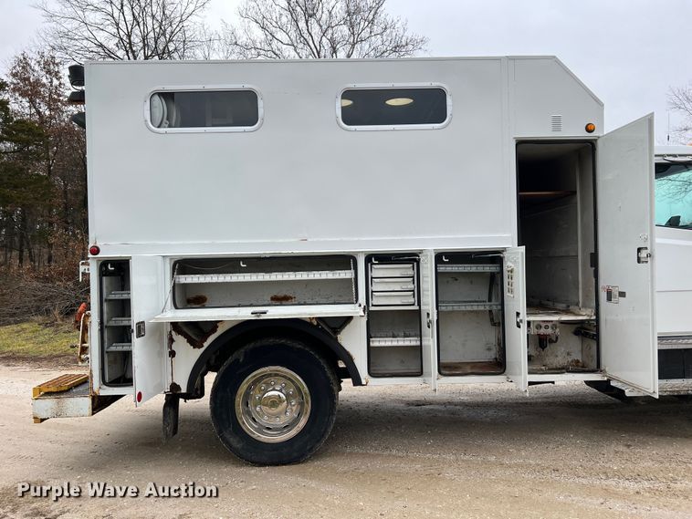 image for item JU9728 2002 Freightliner FL70  utility / service truck