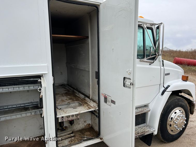 image for item JU9728 2002 Freightliner FL70  utility / service truck