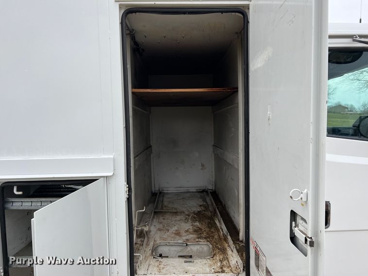 image for item JU9728 2002 Freightliner FL70  utility / service truck