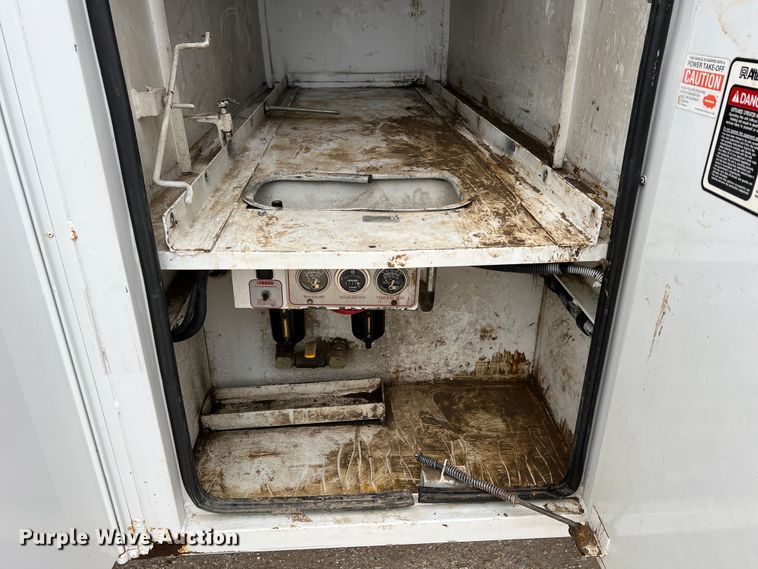 image for item JU9728 2002 Freightliner FL70  utility / service truck