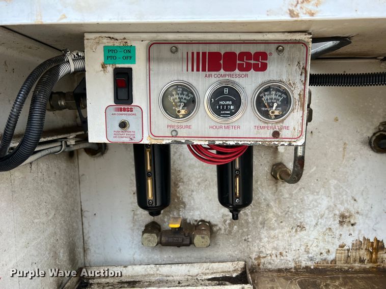 image for item JU9728 2002 Freightliner FL70  utility / service truck