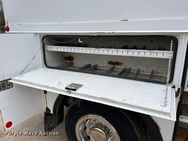 image for item JU9728 2002 Freightliner FL70  utility / service truck