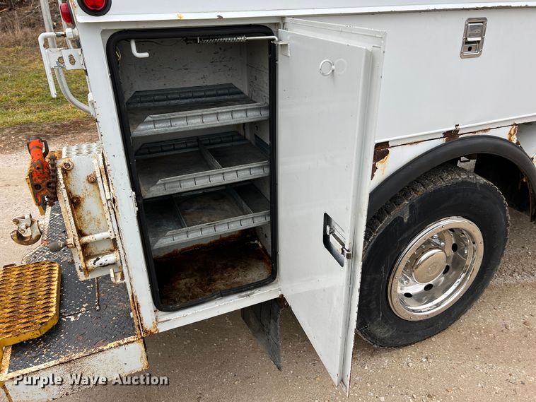 image for item JU9728 2002 Freightliner FL70  utility / service truck