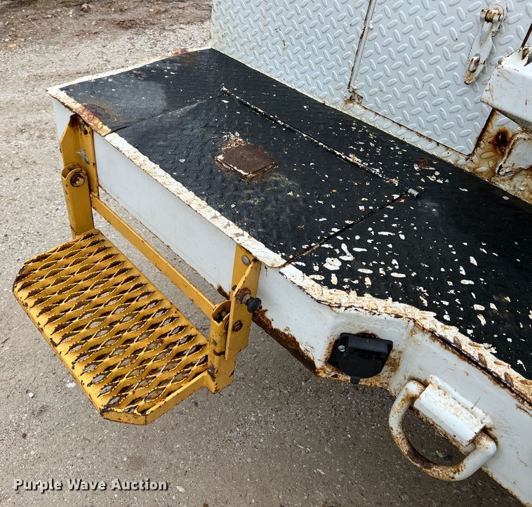 image for item JU9728 2002 Freightliner FL70  utility / service truck